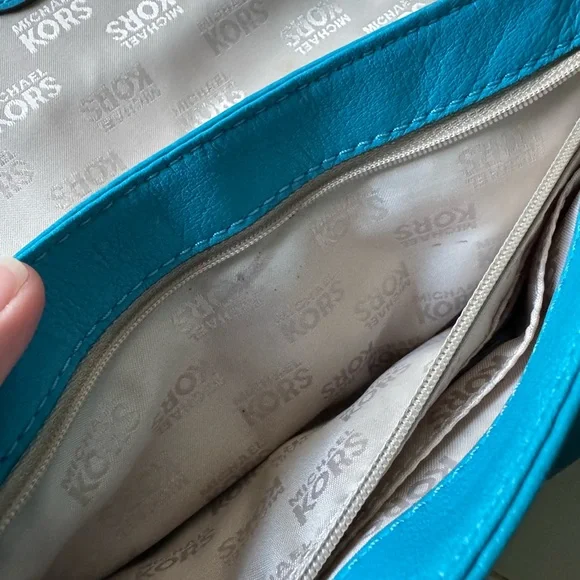 Michael Kors Turquoise Shoulder Bag with Gold Chain - Picture 4 of 8